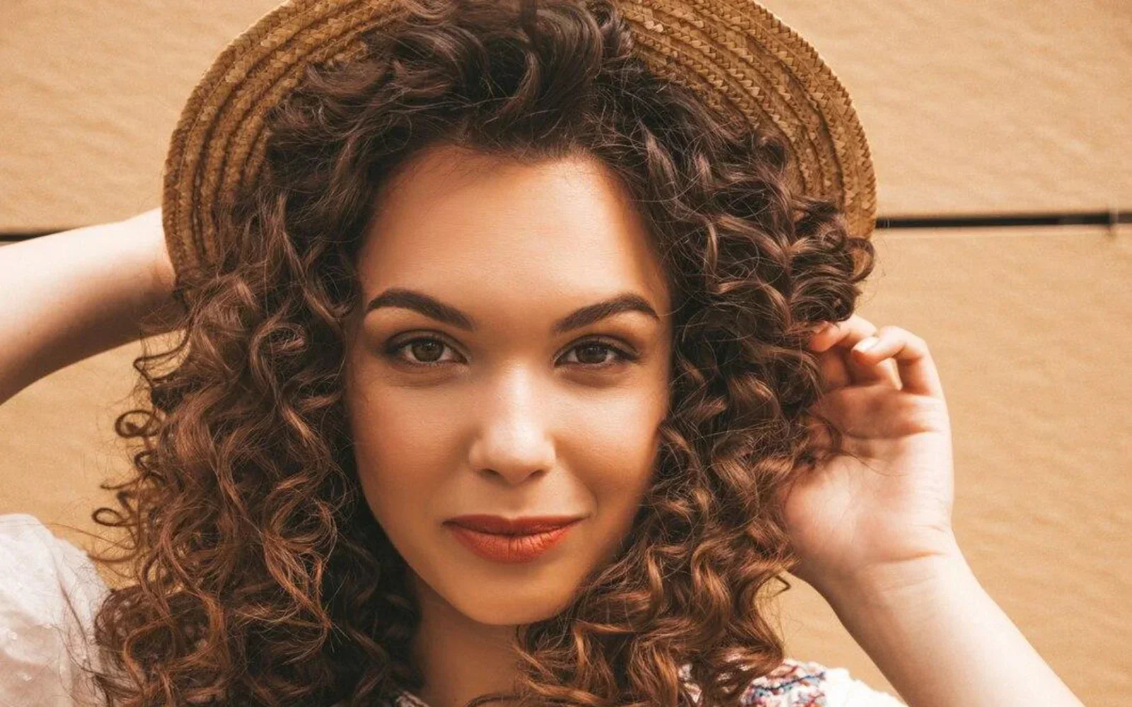 14 hairstyles for short curly hair for women in 2025